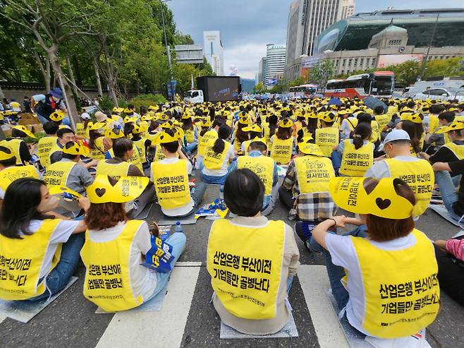 시중은행과 산업은행 등 국책은행 노조를 포함한 전국금융산업노동조합이 임금 인상과 근로시간 단축, 임금피크제 개선, 지방이전 반대 등을 요구하며 16일 전면 파업에 들어갔다. [사진 제공 = 전종헌 기자]