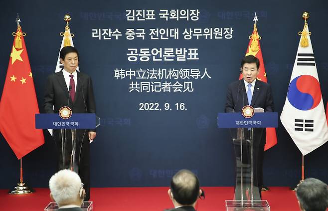 김진표 국회의장·리잔수 중국 전인대 상무위원장 공동 언론 발표 [사진 출처 = 연합뉴스]