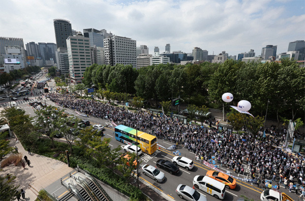 16일 오전 서울 광화문 세종대로 일대에서 금융노조가 4개 차로를 점거하고 총파업 출정식을 벌이고 있다. 1만명에 달하는 노조원이 용산 대통령실까지 거리 행진을 벌이면서 교통 정체가 오전 내내 이어졌다. [박형기 기자]