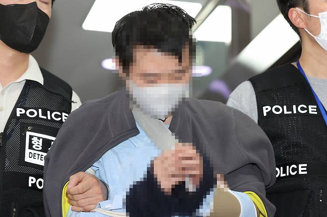 서울 지하철 2호선 신당역 여자 화장실에서 20대 여성 역무원을 살해한 전 모(31) 씨가 16일 오후 서울 중구 남대문경찰서에서 구속 전 피의자 심문(영장실질심사)을 받기 위해 호송 차량으로 이동하고 있다. [연합]