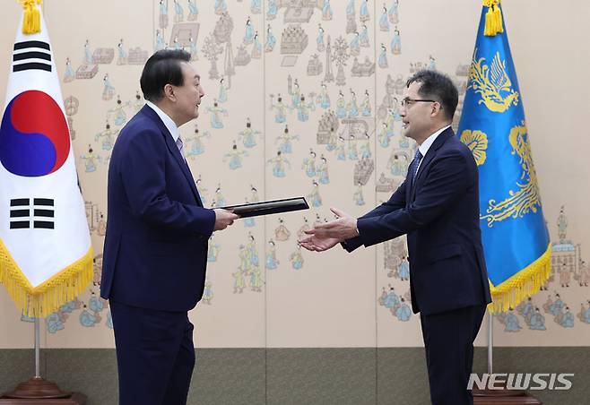 [서울=뉴시스] 홍효식 기자 = 윤석열 대통령이 16일 서울 용산 대통령실에서 한기정 공정거래위원장에게 임명장을 수여하고 있다. (대통령실통신사진기자단) 2022.09.16. yesphoto@newsis.com