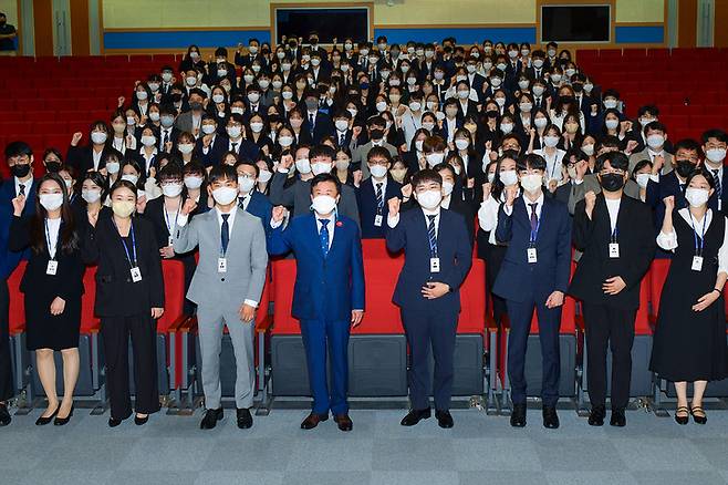 여수시청 새내기 예비 공무원들, 13일 여수문화홀서 임용장 받고 힘찬 출발 선언. 여수시 제공 *재판매 및 DB 금지