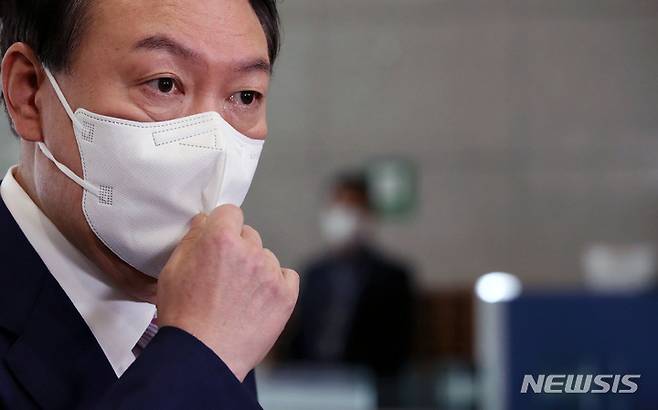 [서울=뉴시스] 홍효식 기자 = 윤석열 대통령이 16일 서울 용산구 대통령실 청사로 출근해 취재진 질문을 들으며 마스크를 고쳐쓰고 있다. 2022.09.16. yesphoto@newsis.com