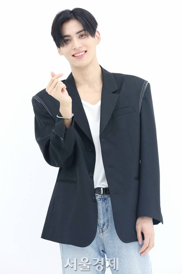 그룹 SF9(에스에프나인) 유태양이 서울경제스타 인터뷰에 앞서 포즈를 취하고 있다. / 사진=김규빈 인턴기자