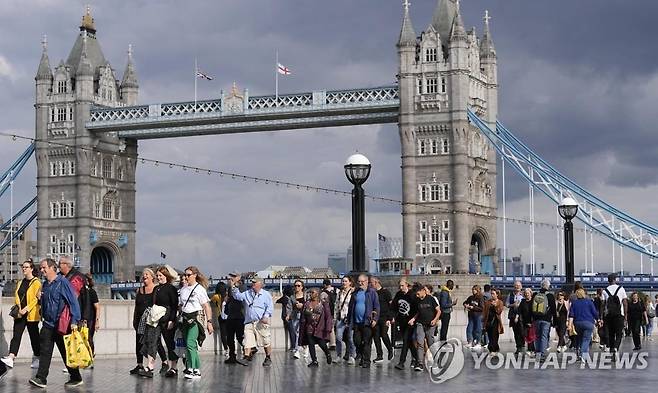 타워 브리지까지 이어진 조문 줄 (AP=연합뉴스) 15일(현지시간) 고(故) 엘리자베스 2세 영국 여왕의 관이 안치된 영국 런던 웨스트민스터 홀로 입장하는 추모 대기 동선이 타워 브리지까지 길게 이어져 있다. 2022.9.16 photo@yna.co.kr