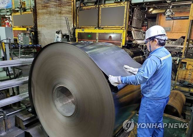 포스코, 포항제철소 정상화 복구작업 매진 (서울=연합뉴스) 포스코가 16일 압연지역 배수를 완료하고 전력공급을 확대하는 등 포항제철소 정상화를 위해 복구작업에 매진하고 있다고 밝혔다. 사진은 포항제철소 3전기강판공장 정상화 후 생산한 첫 전기강판 제품. 2022.9.16 [포스코 제공. 재판매 및 DB 금지] photo@yna.co.kr
