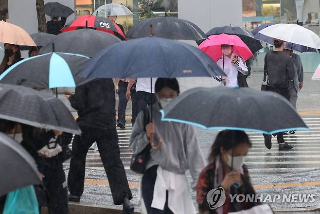 서울 마포구 홍대입구 인근에서 시민들이 우산을 쓰고 걸어가고 있다. [연합뉴스 자료사진]