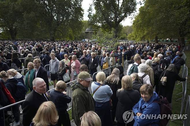 엘리자베스 2세 영국 여왕 관 참배를 위한 서더크 공원 줄 (AP=연합뉴스)