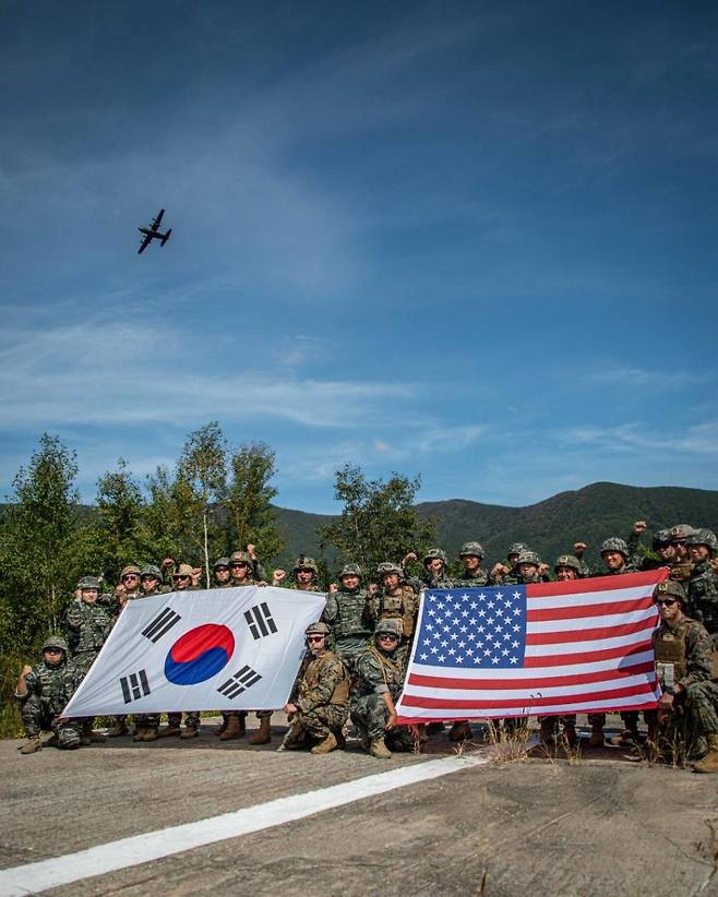 미 제5항공함포연락중대(앵글리코) 대원들이 15일 강원도 필승사격장에서 한국 해병대와 함께 훈련하고 있다.(미 국방부 제공)