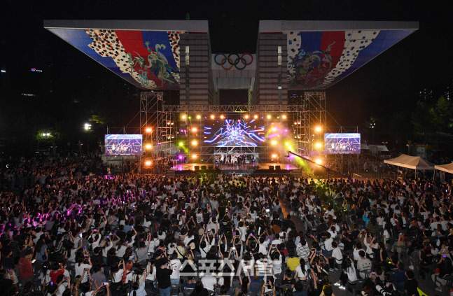 아이브가 17일 서울 송파구 올림픽공원 평화의 광장에서 열린 2022 제6회 대한민국 청년의 날 축제 콘서트에서 멋진 무대를 선보이고 있다. 2022. 9. 17올림픽공원 | 박진업기자 upandup@sportsseoul.com