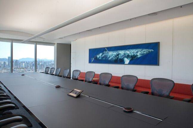 서울 종로구 법무법인 태평양 26층 대회의실에 걸려있는 브라이언 오스틴의 ‘밍크고래’. /태평양