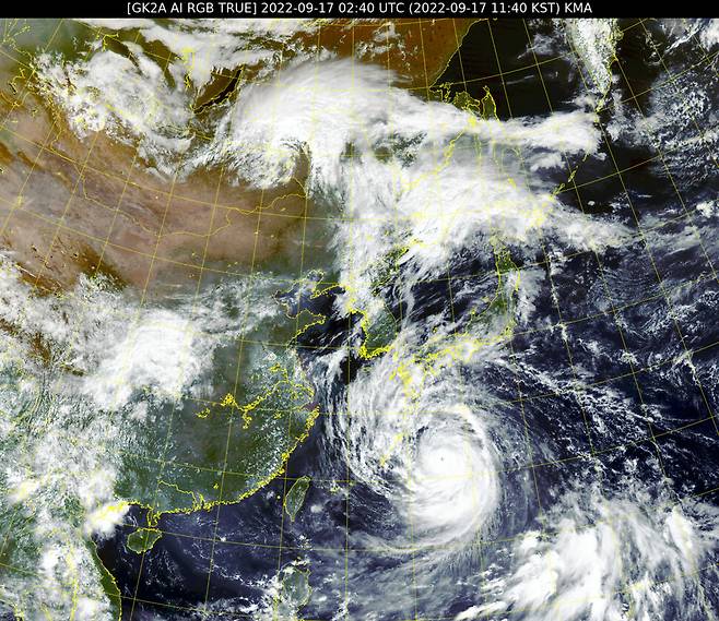 천리안위성 2A호가 17일 오전 11시40분 촬영한 한반도 주변 영상. 제14호 태풍 ‘난마돌’의 눈이 뚜렷하게 보인다. 출처=국가기상위성센터