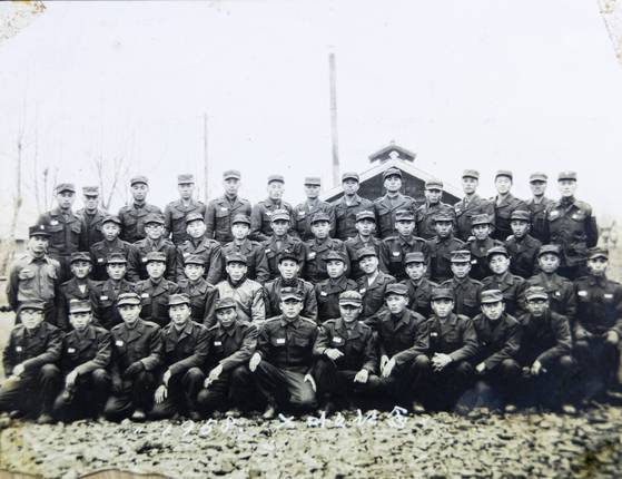 1958년 12월 24일 논산훈련소 23연대 8중대 6소대 시절의 필자(뒷줄 왼쪽 넷째)와 입소 동기들. 소대원 47명은 ‘86회’를 결성해 군 복무 후 에도 60년 넘게 모임을 이어 오고 있다. [사진 김동호]