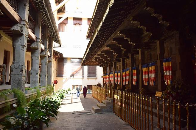 A view leading to the inner shrine of the Temple of the Tooth, in Kandy, March 27 (Kim Hae-yeon/ The Korea Herald)　on March 27. (Kim Hae-yeon/ The Korea Herald)