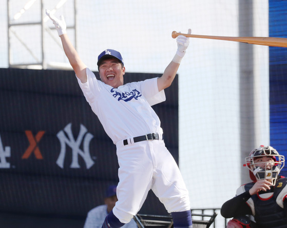 Jeong Keun-woo celebrates after hitting the winning home run during the preliminary round of the FTX MLB Home Run Derby X at Paradise City hotel in Incheon on Saturday. [YONHAP]