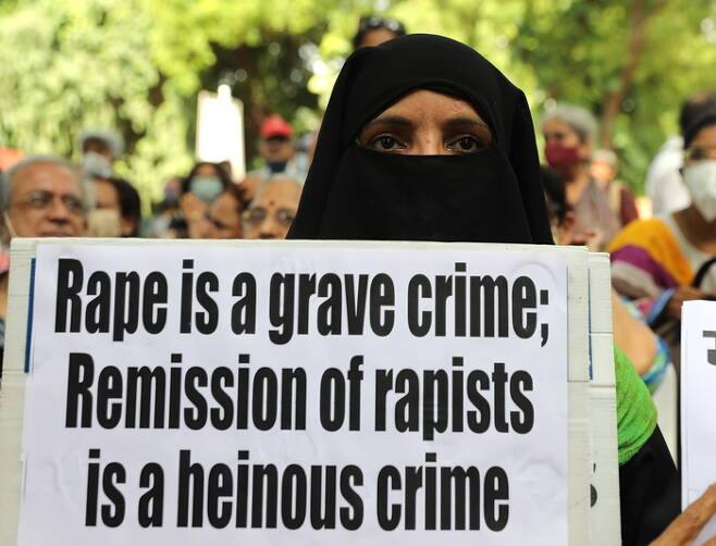 지난 8월18일(현지 시각) 인도 뉴델리에서 여성 운동가들이 집단 강간 가해자의 형기 감면에 반대하고 있다.  AP=연합뉴스