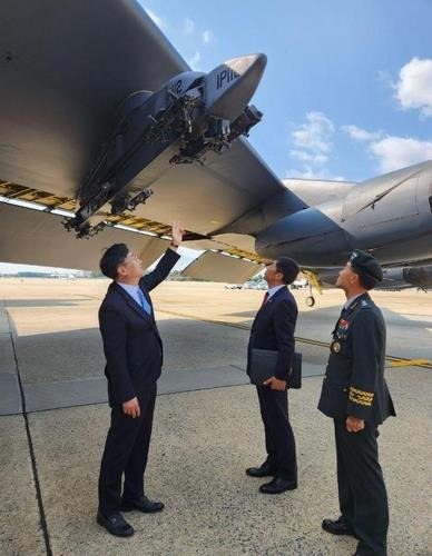 B-52 핵탄두 탑재 부분 확인하는 한국정부 대표단. 국방부 제공