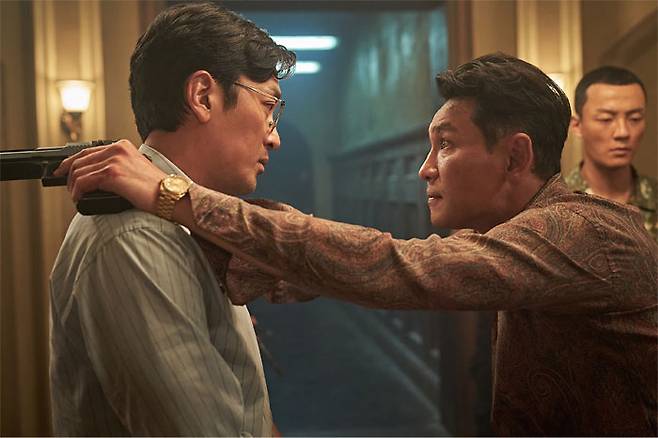전요환의 도움으로 문제가 풀린줄 알았던 어느 날 인구는 경찰에 마약 사범으로 체포된다. 전 목사가 인구가 수출하는 홍어에 마약을 숨겨넣은 것이다. [사진 제공 = 넷플릭스]