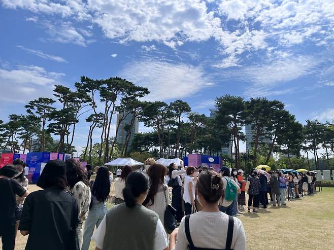 16일 서울 송파구 롯데월드몰 잔디광장에서 열린 '롯데X얼루어 뷰티페어'에 입장하기 위해 기다리는 참가자들의 모습/사진= 임찬영 기자