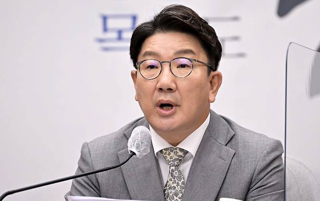 권성동 국민의힘 원내대표가 영빈관 신축 철회에 대해 존중한다며 민주당을 비판했다. 권성동 국민의힘 원내대표가 지난 16일 서울 여의도 국회에서 열린 원내대책회의에서 모두 발언을 하고 있다./사진=공동취재단