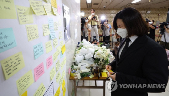 박지현 더불어민주당 전 공동비상대책위원장이 지난 16일 ‘역무원 스토킹 피살 사건’이 발생한 서울 지하철 2호선 신당역 여자화장실 입구에 마련된 추모공간을 찾아 추모 메시지를 적기 전 눈물 흘리고 있다. 연합뉴스