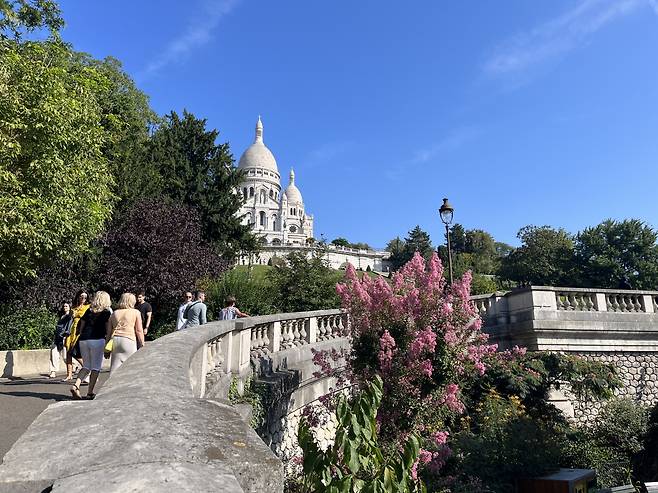 프랑스 파리 몽마르트 언덕 전경(사크레쾨르 대성당으로 가는 길). [@hyem_pics]