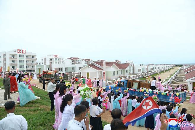 지난달 26일 조선중앙통신이 북한 황해남도 청학군 금학지구에 새집들이 경사가 났다고 보도했다(기사 내용과는 관련 없는 사진). [연합]