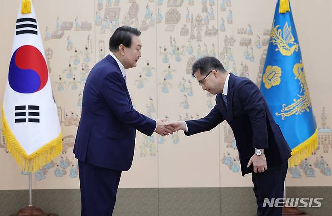 [서울=뉴시스] 홍효식 기자 = 윤석열 대통령이 16일 서울 용산 대통령실에서 한기정 공정거래위원장에게 임명장을 수여한 뒤 악수하고 있다. (대통령실통신사진기자단) 2022.09.16. yesphoto@newsis.com