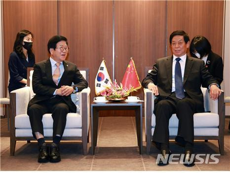 [서울=뉴시스]박병석(왼쪽) 더불어민주당 의원이 17일 오전 서울 중구 신라호텔에서 리잔수 전국인민대표대회(전인대) 상무위원장과 단독 면담을 가졌다. 2022.09.17. (사진=박병석 의원실 제공)