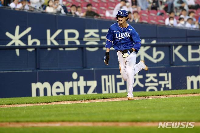 [서울=뉴시스] 백동현 기자 = 15일 오후 서울 송파구 잠실야구장에서 열린 프로야구 '2022 신한은행 SOL KBO리그' 삼성 라이온즈 대 LG 트윈스의 경기, 4회초 무사 만루 상황에서 삼성 김헌곤의 희생플라이 아웃 때 3루주자 강한울이 홈으로 달려오고 있다. 2022.06.15. livertrent@newsis.com