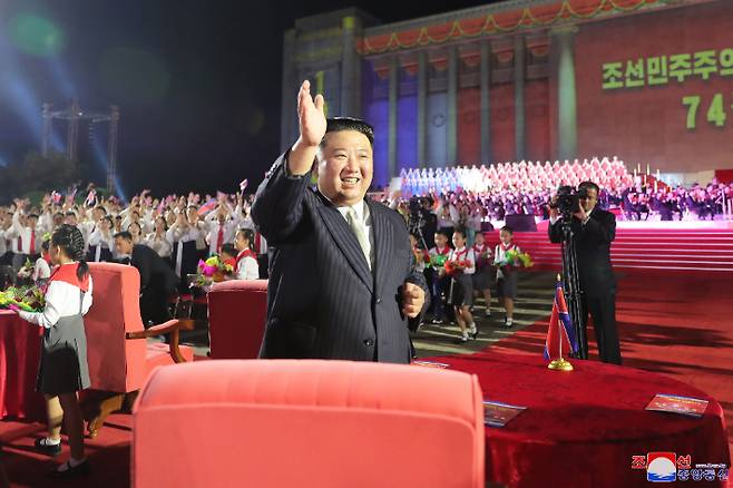 북한 정권수립 74주년(9ㆍ9절)을 맞이해 지난 8일 평양 만수대기슭에서 경축행사가 진행됐다고 조선중앙통신이 9일 보도했다. 연합뉴스