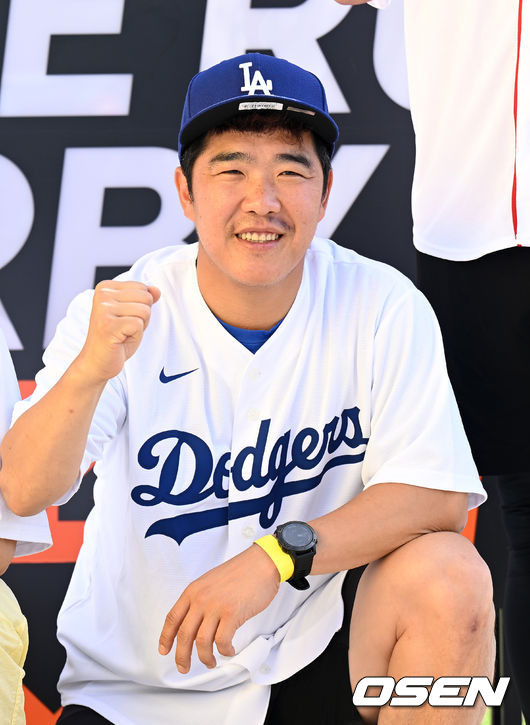 [OSEN=인천, 이대선 기자] 'FTX MLB 홈런더비 X 서울' 기자회견이 17일 인천 파라다이스시티 호텔에서 열렸다.정근우가 포토타임을 가지고 있다. 2022.09.16 /sunday@osen.co.kr