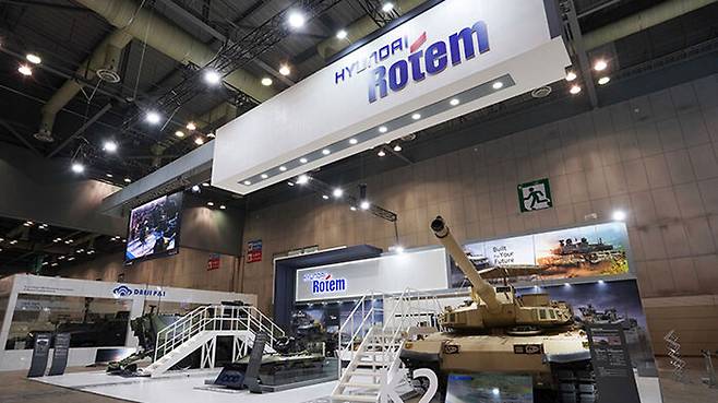 2020년 DX코리아에 참가한 현대로템은 K2 전차와 차륜형 장갑차를 전시했다.