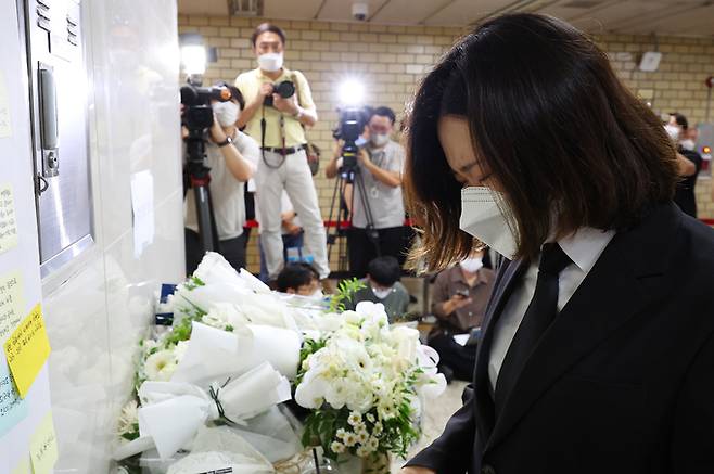 16일 더불어민주당 박지현 전 공동비상대책위원장이 '역무원 스토킹 피살 사건'이 발생한 서울 지하철 2호선 신당역 여자화장실 입구에 마련된 추모공간을 찾아 추모 메시지를 적기 전 눈물 흘리고 있다. 연합뉴스