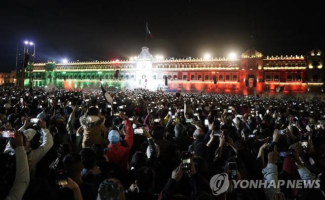 멕시코 '독립의 외침' 행사에 모인 인파 [AP 연합뉴스 자료사진. 재판매 및 DB 금지]