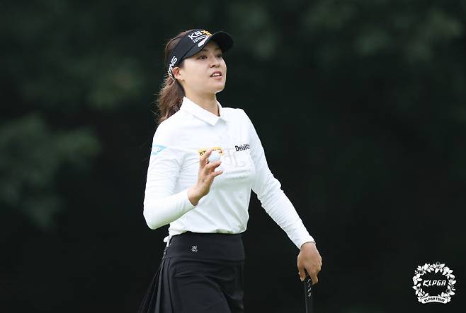 전인지가 18일 열린 KLPGA 투어 메이저 대회 KB금융 스타챔피언십 1번홀을 떠나고 있다.(사진=KLPGA 제공)