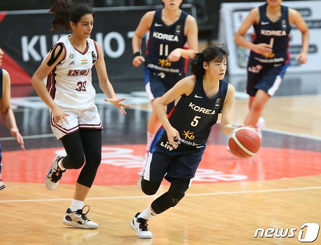 26일 요르단 암만에서 열린 2022 국제농구연맹(FIBA) U16 아시아여자농구선수권대회 인도와의 경기에서 대한민국 양인예가 공격을 시도하고 있다. 이날 대한민국은 101대 40으로 승리를 거뒀다. (대한민국농구협회 제공) 2022.6.26/뉴스1