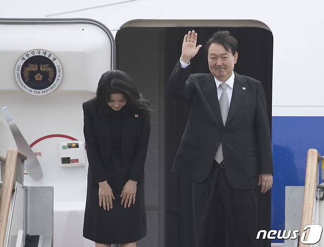 영국·미국·캐나다 5박7일 순방에 나서는 윤석열 대통령과 김건희 여사가 18일 오전 경기 성남시 서울공항을 통해 출국하고 있다. 윤 대통령은 런던 웨스트민스터 사원에서 엄수되는 엘리자베스 2세 여왕의 장례식에 참석한 뒤 미국 뉴욕으로 이동, 20일 유엔총회 기조연설을 한다. 한미·한일정상회담도 추진되며 이어 23일 캐나다 오타와에서 쥐스탱 트뤼도 총리와 한-캐나다 정상회담을 한다. 2022.9.18/뉴스1 ⓒ News1 신웅수 기자