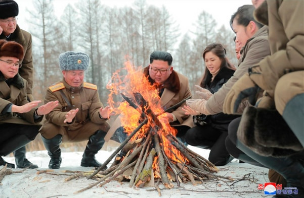 김정은과 부인 리설주가 백두산 등정 중 모닥불을 쬐는 모습. /조선중앙통신 연합뉴스