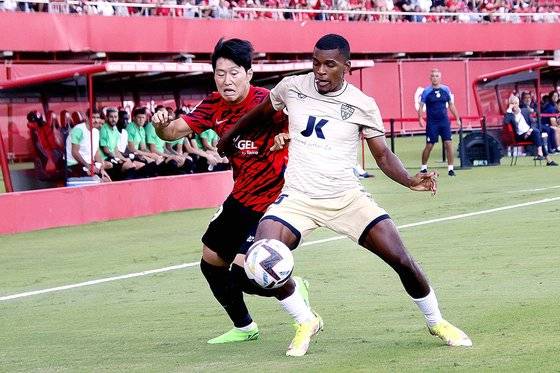 머리채 잡히고, 목덜미 밀리는 등 알메리아전에서 폭행에 가까운 반칙을 당한 이강인(왼쪽). EPA=연합뉴스