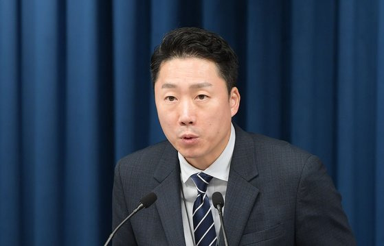 이재명 대통령실 부대변인이 16일 대통령실 브리핑룸에서 현안 관련 브리핑을 하고 있다. 대통령실은 이날 오후엔 영빈관 신축이 "불가피하다"는 입장을 냈다가 당일 저녁 "관련 예산을 거둬들이라"는 윤석열 대통령의 지시를 발표했다. 대통령실사진기자단