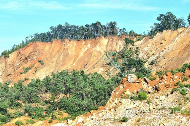 ▲ 백두대간 능선을 따라 굴곡지게 건설돼 험한 길의 대명사가 된 국도42호선 백봉령도로가 1117억원이 투입돼 오는 2025년 직선·터널화 돼 환동해권 물류와 관광에 새로운 수요 창출이 기대된다. 사진은 지난 2012년 백봉령의 주봉을 표식하는 의미가 있는 42번철탑의 봉우리가  한라시멘트측의 무리한 석회석 채광으로 무너진 모습.
