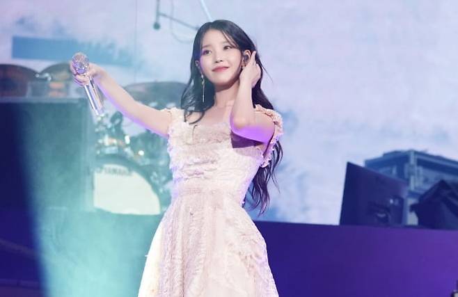 아이유 콘서트 '골든 아워 : 오렌지 태양 아래' 공연 모습 /사진=EDAM엔터테인먼트 제공