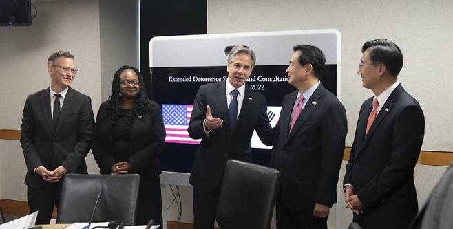 토니 블링컨 미국 국무부 장관(가운데)이 지난 16일 미국 워싱턴에서 열린 제3차 EDSCG 회의장을 방문해 조현동 외교부 1차관(왼쪽에서 네번째)과 대화하고 있다. 외교부 제공