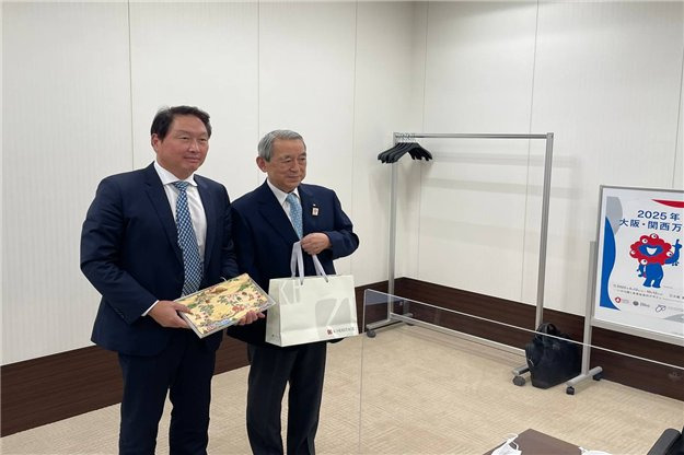 Korea Chamber of Commerce and Industry chairman Chey Tae-won (left) poses for a picture with Matsumoto Masayoshi, the president of Kansai Economic Federation, on Thursday in Japan. (KCCI)