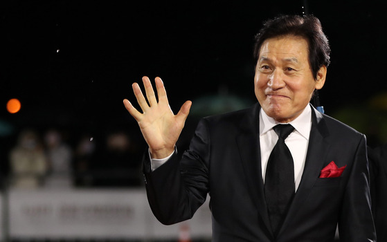 Actor Ahn Sung-ki during the red carpet event of Gangneung International Film Festival in October 2021 [YONHAP]