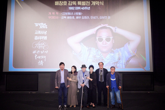 Actor Ahn Sung-ki, far left, before the screening event for the film ″People in a Slum″ (1982) on Thursday at CGV Gangnam in southern Seoul [YONHAP]