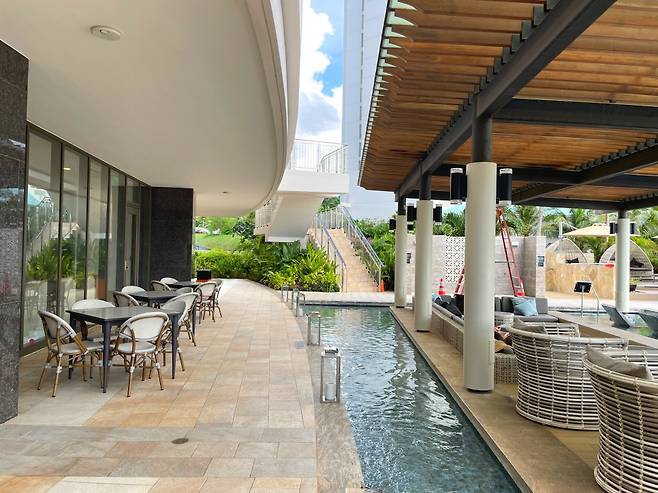 인피티니풀과 풀사이드 바 '누누 바'.  /사진= 강예신 여행+ 기자