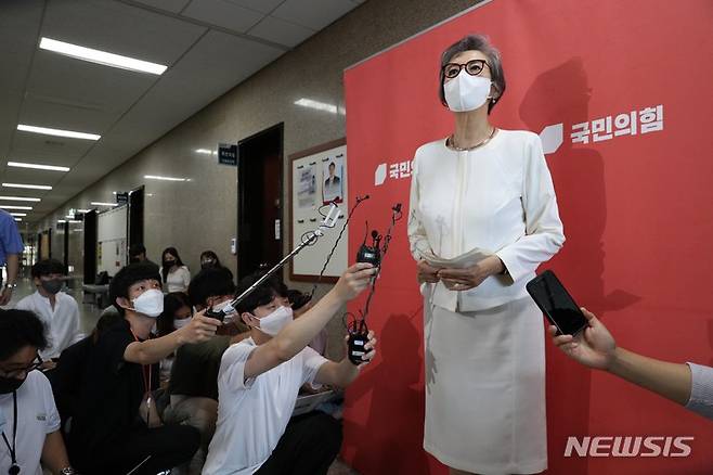 [서울=뉴시스] 전진환 기자 = 이양희 국민의힘 윤리위원장이 18일 오후 국회에서 열린 중앙당 윤리위원회 회의실 앞에서 기자들에게 발언하고 있다. (공동취재사진) 2022.09.18  photo@newsis.com