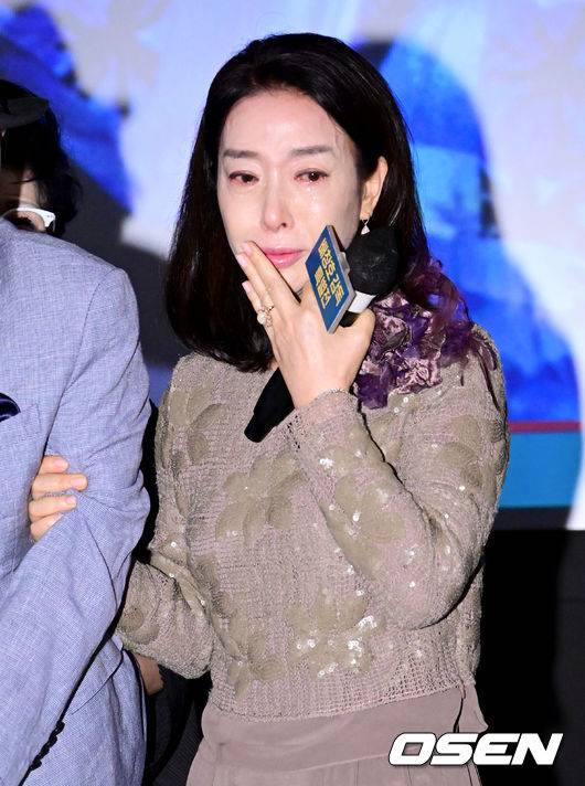 [OSEN=김성락 기자] 15일 오후 서울 강남구 압구정로 CGV 압구정에서 ‘배창호 감독 특별전’ 개막식 무대인사가 열렸다.배우 김보연이 눈물을 흘리고 있다. 2022.09.15 /ksl0919@osen.co.kr